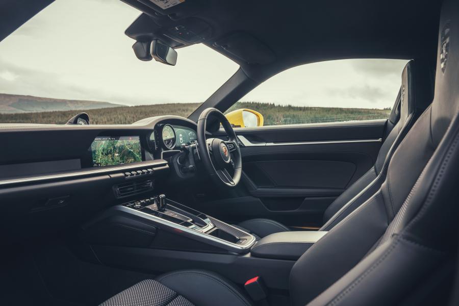 Интерьер Porsche 911 Carrera 4S (992) 2019 года  (UK) (фото 19 из 40)